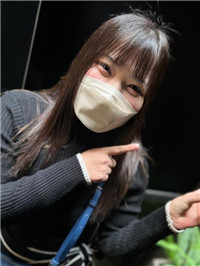 一个友好的娃娃脸女孩♡