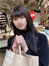 一个天真的 20 岁女大生