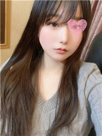 天真无邪的 18 岁女孩。
