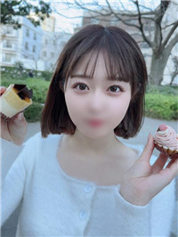 下着が見えそうなくらい