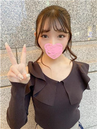 空港のカウンターで働いているこの女