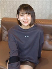 忍不住害羞的苗条美女