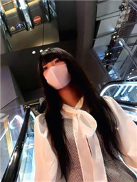 小顔で半端ないクビれの女の子