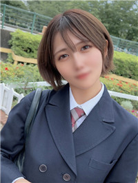 在教学楼边……