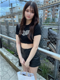 一个19岁的厚脸皮的p活女孩，有纹身。