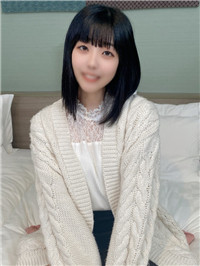 一名就读名牌名校的18岁黑发、整洁、苗条的女孩