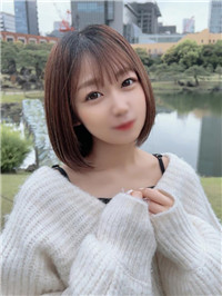 就读于美容学校的美丽白皙美甲师