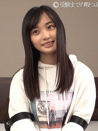 「有码」拍摄于18岁生日时，她换上自己的制服