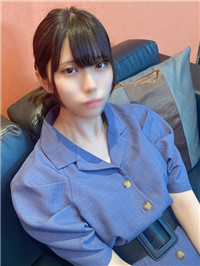 凹版般身材的整洁女孩