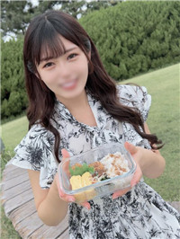 【無】她拥有干净、透亮的皮肤。