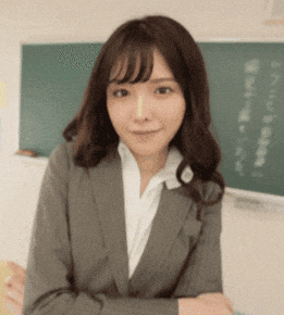 从上车到现在，小姐姐一直盯着咱看，哎，没办法，就是这么的有魅力。