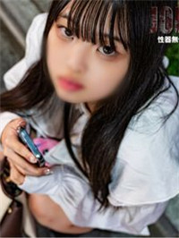 【無】坐在街上胆怯的18岁女孩。