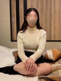 模特系白领，23 岁。封面