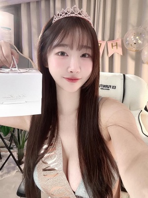 美丽的有料画家《둘기얏1004yyyyyy》热爱记录生活！好身材衬托美景！封面