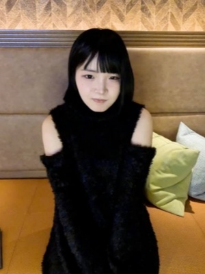 理久（18 岁），是可爱的 F 罩杯。封面