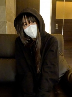 初月（18 岁），身高 173 厘米、体重 58 公斤，有着模特般的身材封面